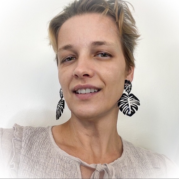 💕Beautiful Black Plantain Leaves Fashion Earrings💕 - Picture 4 of 5